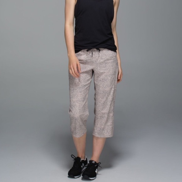 🌸2/$25 Lululemon Black Blush Step Lively Crop Dottie Dash Grain - Picture 1 of 11